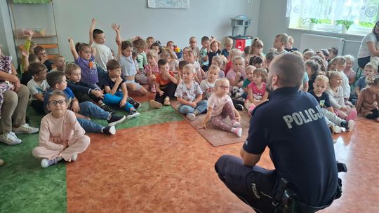 Spotkanie przedszkolaków z policjantem