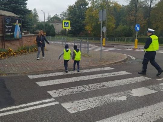 6-latki na przejściu dla pieszych