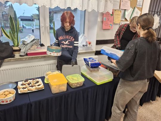 Kiermasz ciast Szkolnego Klubu Wolontariusza