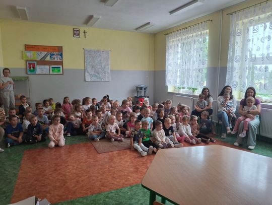 Spotkanie przedszkolaków z policjantem