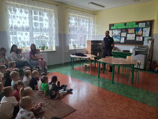 Spotkanie przedszkolaków z policjantem