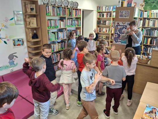 Wizyta w Gminnej Bibliotece Publicznej  6-latków B