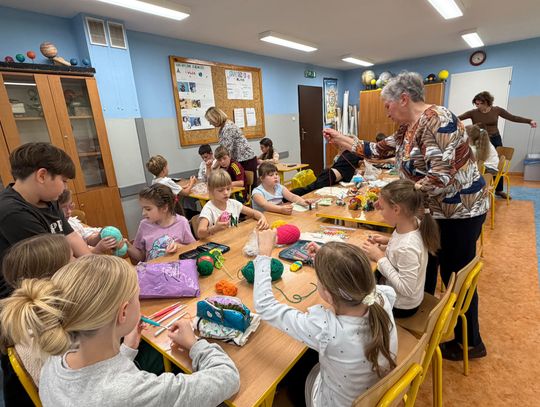 Spotkanie z lokalną twórczynią ludową Panią Stanisławą Boruczenko w ramach zajęć praktyczno-technicznych w Szkole Podstawowej im. Powstańców Styczniowych w Fajsławicach