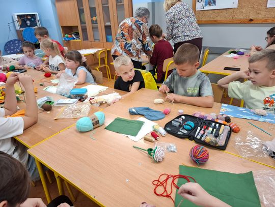 Spotkanie z lokalną twórczynią ludową Panią Stanisławą Boruczenko w ramach zajęć praktyczno-technicznych w Szkole Podstawowej im. Powstańców Styczniowych w Fajsławicach