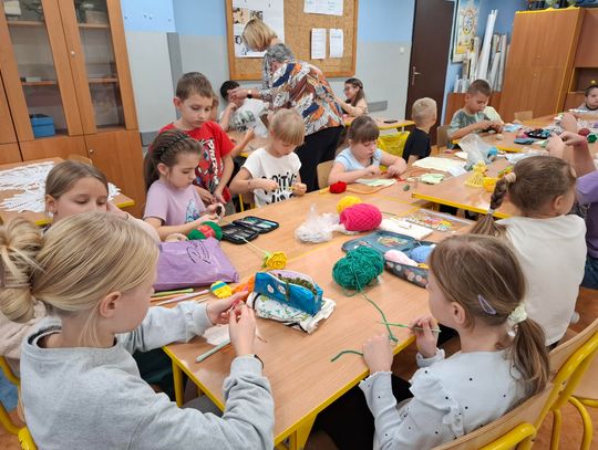 Spotkanie z lokalną twórczynią ludową Panią Stanisławą Boruczenko w ramach zajęć praktyczno-technicznych w Szkole Podstawowej im. Powstańców Styczniowych w Fajsławicach