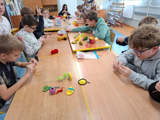 Spotkanie z lokalną twórczynią ludową Panią Stanisławą Boruczenko w ramach zajęć praktyczno-technicznych w Szkole Podstawowej im. Powstańców Styczniowych w Fajsławicach