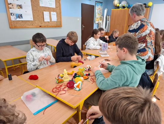 Spotkanie z lokalną twórczynią ludową Panią Stanisławą Boruczenko w ramach zajęć praktyczno-technicznych w Szkole Podstawowej im. Powstańców Styczniowych w Fajsławicach