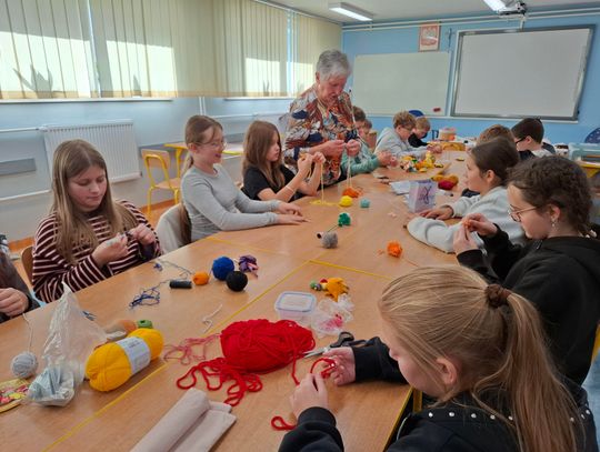 Spotkanie z lokalną twórczynią ludową Panią Stanisławą Boruczenko w ramach zajęć praktyczno-technicznych w Szkole Podstawowej im. Powstańców Styczniowych w Fajsławicach