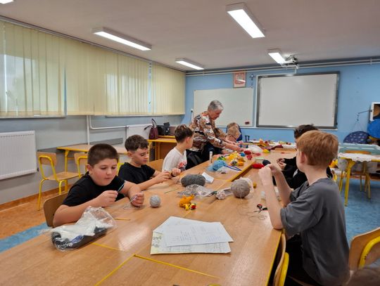 Spotkanie z lokalną twórczynią ludową Panią Stanisławą Boruczenko w ramach zajęć praktyczno-technicznych w Szkole Podstawowej im. Powstańców Styczniowych w Fajsławicach
