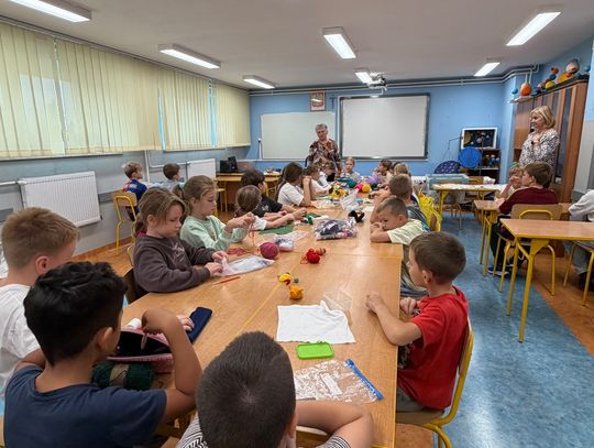 Spotkanie z lokalną twórczynią ludową Panią Stanisławą Boruczenko w ramach zajęć praktyczno-technicznych w Szkole Podstawowej im. Powstańców Styczniowych w Fajsławicach